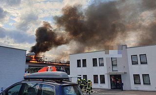 Schon von weitem war die schwarze Rauchsäule über der Produktionshalle zu sehen. - Feuerwehr Holzminden Schon von weitem war die schwarze Rauchsäule über der Produktionshalle zu sehen. - Feuerwehr Holzminden