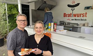 Loredana und Alfio Putrino vor ihrem Foodtruck neben dem Brückenhaus. - Dirk Windmöller Loredana und Alfio Putrino vor ihrem Foodtruck neben dem Brückenhaus. - Dirk Windmöller
