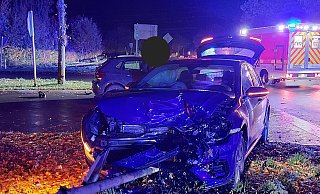 Die beiden Pkw wurden bei dem Unfall schwer beschädigt. - Feuerwehr Paderborn Die beiden Pkw wurden bei dem Unfall schwer beschädigt. - Feuerwehr Paderborn