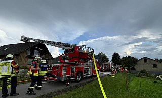 Wegen eines Dachstuhlbrandes eines Wohnhauses in Oberbauerschaft musste die Feuerwehr am frühen Dienstagabend ausrücken. - Meik Knollmann/Feuerwehr Hüllhorst Wegen eines Dachstuhlbrandes eines Wohnhauses in Oberbauerschaft musste die Feuerwehr am frühen Dienstagabend ausrücken. - Meik Knollmann/Feuerwehr Hüllhorst