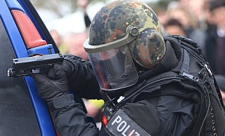 Das Spezialeinsatzkommando wird eingesetzt, wenn Waffengewalt von der Gegenseite nicht ausgeschlossen werden kann. - Symbolfoto: dpa / Jens Wolf Das Spezialeinsatzkommando wird eingesetzt, wenn Waffengewalt von der Gegenseite nicht ausgeschlossen werden kann. - Symbolfoto: dpa / Jens Wolf