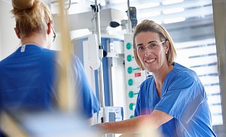 Die Arbeit auf der Intensivstation bedarf besonderer Einarbeitung und Fortbildung. - Klinikum Die Arbeit auf der Intensivstation bedarf besonderer Einarbeitung und Fortbildung. - Klinikum