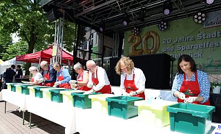 Beim Wettbewerb Mensch gegen Spargelschälmaschine legen sich (v. l.) die stellvertretende Bürgermeisterin Anita Papenheinrich, der Landtagsabgeordnete Bernhard Hoppe-Biermeyer, der Demag-Ehrenvorsitzende Meinolf Päsch, die stellvertretende Bürgermeisterin Brigitte Michaelis, der stellvertretende Landrat Hans-Bernd Janzen, die DRK-Vorsitzende Tanja Tolzmann und die stellvertretende IHK-Geschäftsführerin Claudia Auinger ins Zeug. - Regina Brucksch Beim Wettbewerb Mensch gegen Spargelschälmaschine legen sich (v. l.) die stellvertretende Bürgermeisterin Anita Papenheinrich, der Landtagsabgeordnete Bernhard Hoppe-Biermeyer, der Demag-Ehrenvorsitzende Meinolf Päsch, die stellvertretende Bürgermeisterin Brigitte Michaelis, der stellvertretende Landrat Hans-Bernd Janzen, die DRK-Vorsitzende Tanja Tolzmann und die stellvertretende IHK-Geschäftsführerin Claudia Auinger ins Zeug. - Regina Brucksch