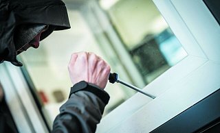 Für einen Einbrecher ist es mitunter einfach, mit Hilfe eines stabilen Schraubenziehers ein geschlossenes Fenster von außen zu öffnen. - Symbolfoto/ picture alliance Für einen Einbrecher ist es mitunter einfach, mit Hilfe eines stabilen Schraubenziehers ein geschlossenes Fenster von außen zu öffnen. - Symbolfoto/ picture alliance