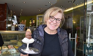Loretta Ben Romdhane, Inhaberin des Höxteraner Eiscafés Mosena, freut sich, dass die Saison wieder losgeht und sie ihren Kunden Eis servieren kann. - Nicole Fischer Loretta Ben Romdhane, Inhaberin des Höxteraner Eiscafés Mosena, freut sich, dass die Saison wieder losgeht und sie ihren Kunden Eis servieren kann. - Nicole Fischer