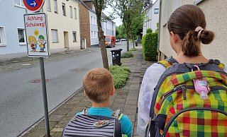 Gut 2.400 Kinder im Kreis Herford erleben in dieser Woche ihre Einschulung. Der Schulweg sollte dabei gut geübt werden, damit nichts passiert. - Polizei Paderborn Gut 2.400 Kinder im Kreis Herford erleben in dieser Woche ihre Einschulung. Der Schulweg sollte dabei gut geübt werden, damit nichts passiert. - Polizei Paderborn