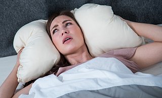 Wie sehr Geräusche beim Einschlafen stören, hängt nicht nur von ihrer Lautstärke ab. Sie spielt aber eine entscheidende Rolle. - Christin Klose Wie sehr Geräusche beim Einschlafen stören, hängt nicht nur von ihrer Lautstärke ab. Sie spielt aber eine entscheidende Rolle. - Christin Klose