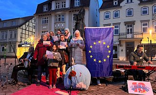 Sie singen, reden und musizieren für Frieden und Demokratie, für Toleranz und Menschenrechte. - Privat Sie singen, reden und musizieren für Frieden und Demokratie, für Toleranz und Menschenrechte. - Privat
