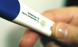 Jedes Jahr entscheiden sich in Deutschland etwa 100.000 Frauen für den Abbruch einer Schwangerschaft. - picture alliance / blickwinkel/McPHOTO Jedes Jahr entscheiden sich in Deutschland etwa 100.000 Frauen für den Abbruch einer Schwangerschaft. - picture alliance / blickwinkel/McPHOTO