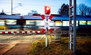 Ein technischer Defekt sorgt dafür, dass ein Güterzug den Bahnübergang in Bruchmühlen blockiert. - dpa/Symbolbild Ein technischer Defekt sorgt dafür, dass ein Güterzug den Bahnübergang in Bruchmühlen blockiert. - dpa/Symbolbild