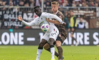 Paderborns Sirlord Conteh (l.) und St. Paulis Hauke Wahl kämpfen um den Ball. - Axel Heimken/DPA Paderborns Sirlord Conteh (l.) und St. Paulis Hauke Wahl kämpfen um den Ball. - Axel Heimken/DPA