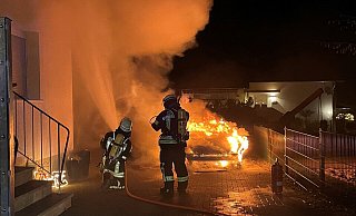 Unmittelbarer in der Nähe eines Wohnhauses brannte das Auto. - Feuerwehr Hille/Luis Rothe Unmittelbarer in der Nähe eines Wohnhauses brannte das Auto. - Feuerwehr Hille/Luis Rothe
