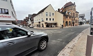 Die Kreuzung bekommt drei Zebrastreifen - allein, es fehlt am Licht. - Simone Flörke Die Kreuzung bekommt drei Zebrastreifen - allein, es fehlt am Licht. - Simone Flörke