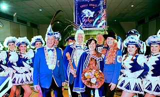 Schauen hoffnungsvoll nun auf den Umzug in 2023: Präsident Raimund Schlüter (v. l.), Prinz Hans-Werner, der „Vielseitige“, Prinzessin Frauke, „dat rheinisch Madel“ und Jessica Kaimann als Leiterin Marketing im Karnevalverein Scharmede – umrahmt von der Tanzgarde Scharmede und den Standartenträgern. - Karnevalsverein Scharmede Schauen hoffnungsvoll nun auf den Umzug in 2023: Präsident Raimund Schlüter (v. l.), Prinz Hans-Werner, der „Vielseitige“, Prinzessin Frauke, „dat rheinisch Madel“ und Jessica Kaimann als Leiterin Marketing im Karnevalverein Scharmede – umrahmt von der Tanzgarde Scharmede und den Standartenträgern. - Karnevalsverein Scharmede