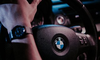Mit Tempo 111 war der 1er BMW auf der innerstädtischen Straße unterwegs. Bis er von der Polizei gestoppt wurde. - Symbolfoto: pexels Mit Tempo 111 war der 1er BMW auf der innerstädtischen Straße unterwegs. Bis er von der Polizei gestoppt wurde. - Symbolfoto: pexels