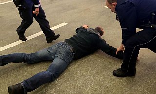 Die Beamten mussten den wehrhaften Mann schließlich sogar fixieren, um ihn mit auf die Wache zu nehmen. Seine aggressive Begleiterin kam gleich mit. - Symbolfoto: Wolfgang Rudolf Die Beamten mussten den wehrhaften Mann schließlich sogar fixieren, um ihn mit auf die Wache zu nehmen. Seine aggressive Begleiterin kam gleich mit. - Symbolfoto: Wolfgang Rudolf