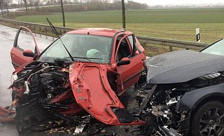 Eine Autofahrerin musste von der Paderborner Feuerwehr aus dem Unfallauto befreit werden. - Feuerwehr Paderborn Eine Autofahrerin musste von der Paderborner Feuerwehr aus dem Unfallauto befreit werden. - Feuerwehr Paderborn
