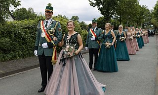 Das Königspaar Ingo Kloss und Julia Beckmann mit dem Hofstaat beim Festumzug. - St.-Sebastian-Schützenbruderschaft Das Königspaar Ingo Kloss und Julia Beckmann mit dem Hofstaat beim Festumzug. - St.-Sebastian-Schützenbruderschaft