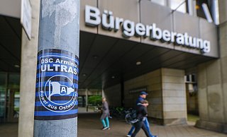 Ultras von Arminia Bielefeld hinterlassen im Stadtgebiet zahlreiche Aufkleber und Sticker. - Andreas Zobe Ultras von Arminia Bielefeld hinterlassen im Stadtgebiet zahlreiche Aufkleber und Sticker. - Andreas Zobe