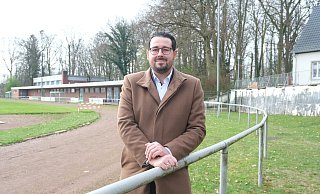 Manuel Pierri vom Vorstand des Bünder Sport-Vereins 08/09 e.V. steht im Erich-Martens-Stadion. Die Mauer im Hintergrund könnte einen frischen Anstrich vertragen. Am Sportlerheim, das nicht barrierefrei ist, steht nach Meinung des Vereins eine vernünftige Sanierung ebenfalls noch aus. - Katharina Eisele Manuel Pierri vom Vorstand des Bünder Sport-Vereins 08/09 e.V. steht im Erich-Martens-Stadion. Die Mauer im Hintergrund könnte einen frischen Anstrich vertragen. Am Sportlerheim, das nicht barrierefrei ist, steht nach Meinung des Vereins eine vernünftige Sanierung ebenfalls noch aus. - Katharina Eisele