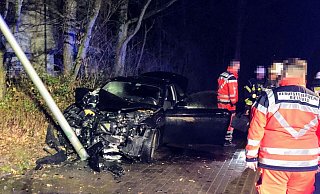 Der BMW 220i Coupé wurde bei der Kollision mit dieser Straßenlaterne schwer beschädigt. - Polizei Der BMW 220i Coupé wurde bei der Kollision mit dieser Straßenlaterne schwer beschädigt. - Polizei