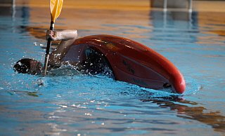 Bei der sogenannten Eskimorolle richten sich Kanuten nach dem Kentern selbst wieder auf. Das erfordert viel Übung für Technik, Kraft und Ausdauer. Für das entsprechende Training nutzt der Löhner Kanuclub das Hallenbad. - Sabine Brinkmann Bei der sogenannten Eskimorolle richten sich Kanuten nach dem Kentern selbst wieder auf. Das erfordert viel Übung für Technik, Kraft und Ausdauer. Für das entsprechende Training nutzt der Löhner Kanuclub das Hallenbad. - Sabine Brinkmann