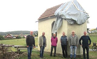 Günther Ludwig (v. l.), Andreas Robrecht, Helga Winkelhahn, Günter Winkelhahn, Andreas Maßmann und Steffen Ludwig an der beschädigten Kapelle in Ovenhausen. - Privat Günther Ludwig (v. l.), Andreas Robrecht, Helga Winkelhahn, Günter Winkelhahn, Andreas Maßmann und Steffen Ludwig an der beschädigten Kapelle in Ovenhausen. - Privat