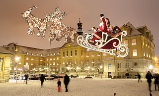 Ein fliegender Weihnachtsmann über dem Rathausplatz soll die Attraktion des nächsten Weihnachtslichts werden - und 50.000 zusätzliche Besucher in die Stadt locken. - Frank-Michael Kiel-Steinkamp (Montage) Ein fliegender Weihnachtsmann über dem Rathausplatz soll die Attraktion des nächsten Weihnachtslichts werden - und 50.000 zusätzliche Besucher in die Stadt locken. - Frank-Michael Kiel-Steinkamp (Montage)