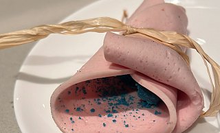 Im Inneren der Mortadella-Wurst sieht man ein blaues Pulver. Die Polizei geht davon aus, dass es sich um Rattengift handelt. - Leserfoto Im Inneren der Mortadella-Wurst sieht man ein blaues Pulver. Die Polizei geht davon aus, dass es sich um Rattengift handelt. - Leserfoto
