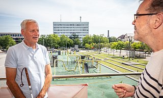 Hans-Jürgen Fieberg, der Im Blindeverein aktiv ist, im Gespärch mit NW-Redakteuer Stefan Brams auf dem Balkon des Grünen Würfels über dem Kesselbrink. - Mike-Dennis Müller Hans-Jürgen Fieberg, der Im Blindeverein aktiv ist, im Gespärch mit NW-Redakteuer Stefan Brams auf dem Balkon des Grünen Würfels über dem Kesselbrink. - Mike-Dennis Müller