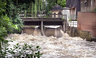 Gewaltige Kraft: Durch das Radewiger Wehr in Herford stürzen nach Starkregen die Wassermassen der Aa. - Frank-Michael Kiel-Steinkamp Gewaltige Kraft: Durch das Radewiger Wehr in Herford stürzen nach Starkregen die Wassermassen der Aa. - Frank-Michael Kiel-Steinkamp