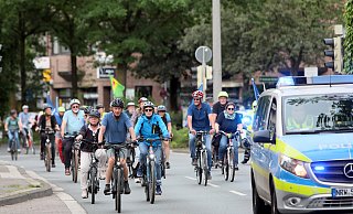 Die Fahrrad-Demo hatte mit rund 200 Teilnehmern eine beachtliche Länge bei der Fahrt durch die Innenstadt und rundum. - Frank-Michael Kiel-Steinkamp Die Fahrrad-Demo hatte mit rund 200 Teilnehmern eine beachtliche Länge bei der Fahrt durch die Innenstadt und rundum. - Frank-Michael Kiel-Steinkamp
