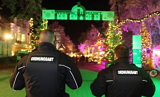 André Kroniger und Michael Presch kontrollieren fürs Ordnungsamt der Stadt Bad Oeynhausen die Coronakontrollen auf dem Weihnachtsmarkt und in den Gaststätten. - Ulf Hanke André Kroniger und Michael Presch kontrollieren fürs Ordnungsamt der Stadt Bad Oeynhausen die Coronakontrollen auf dem Weihnachtsmarkt und in den Gaststätten. - Ulf Hanke