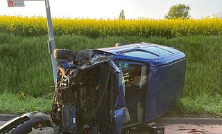 Ein 19-Jähriger geriet mit seinem Bulli ins Schleudern und prallte gegen ein Schild. - Freiwillige Feuerwehr Börninghausen Ein 19-Jähriger geriet mit seinem Bulli ins Schleudern und prallte gegen ein Schild. - Freiwillige Feuerwehr Börninghausen