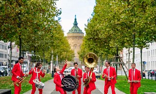Die Combo "Brass to Go" wird musizierend durch den Kurpark tanzen. - Ren van der Voorden Die Combo "Brass to Go" wird musizierend durch den Kurpark tanzen. - Ren van der Voorden