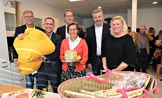 Die Eröffnung der betriebseigenen Kindertagesstätte bei Gundlach vor dreieinhalb Jahren ist ein Beispiel für gelungene Wirtschaftsförderung. Joachim Liebe-Freund, Leiter der von Laer-Stiftung (v. l.), Personalleiter und Mitglied der Geschäftsführung, Markus Lim, Paul von Schubert, Geschäftsführer der Gundlach-Holding, Ingeborg von Schubert, Bürgermeister Dirk Becker und Kita-Leiterin Antja Möller mit Geschenken für die Kinder. - Karin Prignitz Die Eröffnung der betriebseigenen Kindertagesstätte bei Gundlach vor dreieinhalb Jahren ist ein Beispiel für gelungene Wirtschaftsförderung. Joachim Liebe-Freund, Leiter der von Laer-Stiftung (v. l.), Personalleiter und Mitglied der Geschäftsführung, Markus Lim, Paul von Schubert, Geschäftsführer der Gundlach-Holding, Ingeborg von Schubert, Bürgermeister Dirk Becker und Kita-Leiterin Antja Möller mit Geschenken für die Kinder. - Karin Prignitz