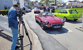 Zahlreiche Auto-Fans sind mit ihren Schätzen nach Stift Quernheim gekommen. Hier winken zwei Oldtimer-Freunde dem Filmemacher Norbert Kaase in die Kamera. - Florian Weyand Zahlreiche Auto-Fans sind mit ihren Schätzen nach Stift Quernheim gekommen. Hier winken zwei Oldtimer-Freunde dem Filmemacher Norbert Kaase in die Kamera. - Florian Weyand