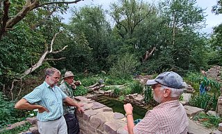 Besonders begeistert sind die drei Experten Bernd Schackers (v. l.), Ralf Haffke und Burkhard Beinlich von den naturnahen Teichen im Auengarten auf der Weserscholle, die auch nach der LGS Höxter erhalten bleiben sollen. - LGS Besonders begeistert sind die drei Experten Bernd Schackers (v. l.), Ralf Haffke und Burkhard Beinlich von den naturnahen Teichen im Auengarten auf der Weserscholle, die auch nach der LGS Höxter erhalten bleiben sollen. - LGS