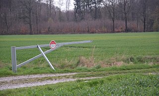 Derzeit ist das Gatter geöffnet, der Weg am "Roten Kotten" frei. Das Verwaltungsgericht Minden hatte Anfang März entschieden, dass die Tore geöffnet werden müssen. - Mareike Patock Derzeit ist das Gatter geöffnet, der Weg am "Roten Kotten" frei. Das Verwaltungsgericht Minden hatte Anfang März entschieden, dass die Tore geöffnet werden müssen. - Mareike Patock