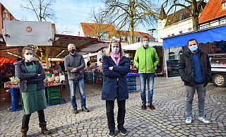Die Händler um Beatrice Steinberg (m.) verstehen nicht, warum der Markt nicht Nachmittags stattfinden kann? - Barbara Franke Die Händler um Beatrice Steinberg (m.) verstehen nicht, warum der Markt nicht Nachmittags stattfinden kann? - Barbara Franke