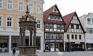 Der Renaissance-Brunnen auf dem Neuen Markt ist ebenso ein schöner Blickfang wie die Fachwerkhäuser. - Frank-Michael Kiel-Steinkamp Der Renaissance-Brunnen auf dem Neuen Markt ist ebenso ein schöner Blickfang wie die Fachwerkhäuser. - Frank-Michael Kiel-Steinkamp
