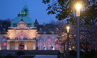 Polizeigewahrsam statt Party: Eine aggressive 26-Jährige wurde in der Nacht zu Sonntag von Polizeibeamten aus einem Club im Bad Oeynhausener Kurpark abgeführt. - Thorsten Gödecker Polizeigewahrsam statt Party: Eine aggressive 26-Jährige wurde in der Nacht zu Sonntag von Polizeibeamten aus einem Club im Bad Oeynhausener Kurpark abgeführt. - Thorsten Gödecker