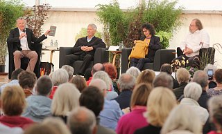 Krisen, Kriege und Kultur: Beim Sonntagsgespräch auf den Poetischen Quellen antworteten Joachim Radkau (v.l.), Susan Neiman und Jürgen Kaube auf Fragen von Jürgen Keimer. - Ulf Hanke Krisen, Kriege und Kultur: Beim Sonntagsgespräch auf den Poetischen Quellen antworteten Joachim Radkau (v.l.), Susan Neiman und Jürgen Kaube auf Fragen von Jürgen Keimer. - Ulf Hanke