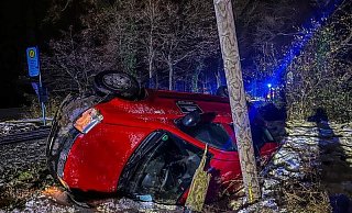 In dem roten Fiat Panda eines Lieferdienstes saßen drei junge Männer. Ein Strommast (vorne) wird durch die Kollision zerstört. - Paul Brinkmann In dem roten Fiat Panda eines Lieferdienstes saßen drei junge Männer. Ein Strommast (vorne) wird durch die Kollision zerstört. - Paul Brinkmann