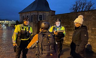 Polizisten führen eine Beleuchtungskontrolle am Gymnasium St. Michael am Zuweg vom Abdinghof durch. - Polizei Paderborn Polizisten führen eine Beleuchtungskontrolle am Gymnasium St. Michael am Zuweg vom Abdinghof durch. - Polizei Paderborn