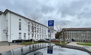Aufgrund der hohen Nachfrage wurde am Gymnasium am Waldhof (rechts) vor drei Jahren ein vierter Zug eingerichtet. Für die damit verbundene räumlichen Erweiterung ist das einstige Haus des Handwerks, bis 2019 als Disco genutzt (links), eine Option. - Peter Unger Aufgrund der hohen Nachfrage wurde am Gymnasium am Waldhof (rechts) vor drei Jahren ein vierter Zug eingerichtet. Für die damit verbundene räumlichen Erweiterung ist das einstige Haus des Handwerks, bis 2019 als Disco genutzt (links), eine Option. - Peter Unger