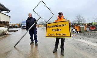 Josef Welling und Thorsten Müller zeigen auf dem städtischen Bauhof das Schild, das in der Tannenschonung gefunden worden ist. - Madita Schellenberg Josef Welling und Thorsten Müller zeigen auf dem städtischen Bauhof das Schild, das in der Tannenschonung gefunden worden ist. - Madita Schellenberg