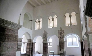 Der Johanneschor im Obergeschoss des karolingischen Westwerks ist die Herzkammer des Welterbes. Der erhabene Sakralraum beherbergt hochbedeutende, fragmentarisch erhaltene Wandmalereien sowie Vorzeichnungen für lebensgroße Stuckfiguren aus der Erbauungszeit des Westwerks. - Kirchengemeinde Corvey Der Johanneschor im Obergeschoss des karolingischen Westwerks ist die Herzkammer des Welterbes. Der erhabene Sakralraum beherbergt hochbedeutende, fragmentarisch erhaltene Wandmalereien sowie Vorzeichnungen für lebensgroße Stuckfiguren aus der Erbauungszeit des Westwerks. - Kirchengemeinde Corvey