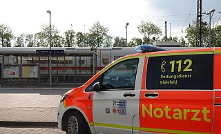 Notarzt und Bundespolizei sind vor Ort. Sämtliche Gleise zwischen dem Hauptbahnhof Bielefeld und Gütersloh sind gesperrt. - Paul Brinkmann Notarzt und Bundespolizei sind vor Ort. Sämtliche Gleise zwischen dem Hauptbahnhof Bielefeld und Gütersloh sind gesperrt. - Paul Brinkmann
