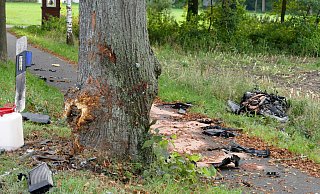 Viermal war die Ursache ein Alleinunfall - so wie im Oktober bei Hövelhof, als ein BMW vor einen Baum kracht. Der 30-jährige Beifahrer überlebt nicht. - Ralph Meyer Viermal war die Ursache ein Alleinunfall - so wie im Oktober bei Hövelhof, als ein BMW vor einen Baum kracht. Der 30-jährige Beifahrer überlebt nicht. - Ralph Meyer